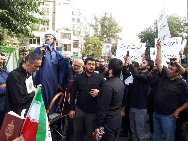 تجمع اعتراضی دانشجویان مقابل سفارت سوئد در تهران