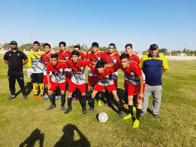 نجات یوسفی، سومین نفر از سمت چپ ردیف بالا بازیکن آبادانی در گرمای خوزستان به کما رفت/ تعطیلی مسابقات پایه تا اطلاع ثانوی