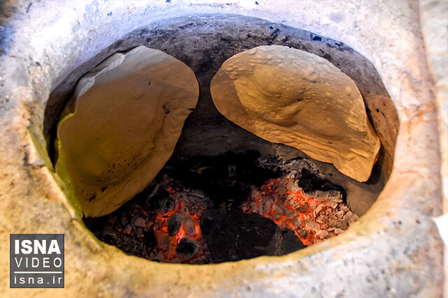 ویدیو / پخت هزاران نان سنتی در تنورهای خانگی زنان لاسجرد ویدیو / پخت هزاران نان سنتی در تنورهای خانگی زنان لاسجرد