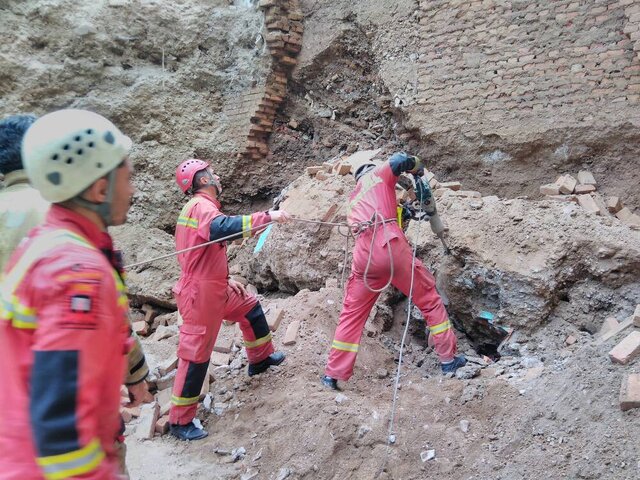 سقوط دیواره بتنی روی یک کارگر مرگ یک کارگر درپی سقوط دیواره بتنی/ برخورد مرگبار بیل مکانیکی با کمر کارگری دیگر