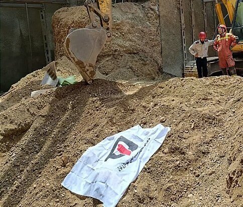 برخورد بیل مکانیکی با کمر یک کارگر