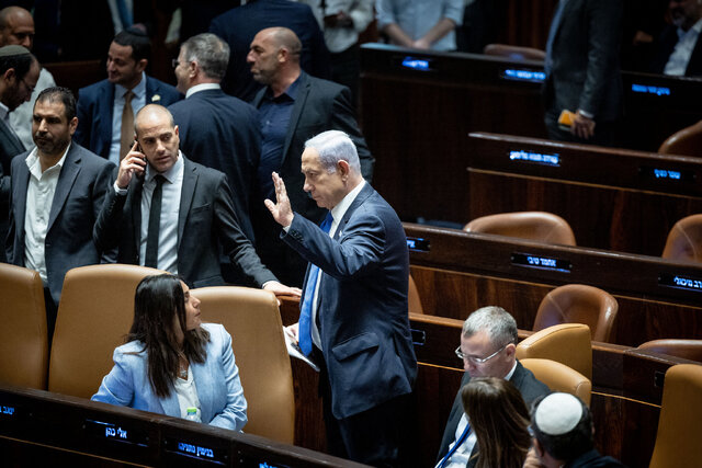 در شرایطی که دو قدم تا سرنگونی کابینه نتانیاهو باقی مانده، هشدارهای بایدن تاثیری ندارد