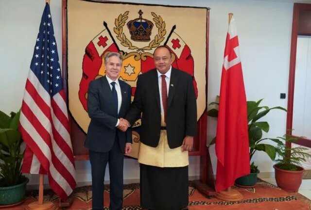 نخستوزیر تونگا (سمت راست) در کنار آنتونی بلینکن انتقاد بلینکن از «رفتار مشکلساز» چین