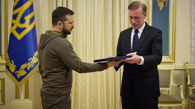 اعطای تقدیرنامه رئیسجمهوری اوکراین به مشاور امنیت ملی آمریکا مقام سابق آمریکایی: عضویت اوکراین در ناتو شروع جنگ جهانی سوم است