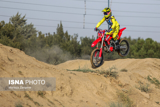 پرش دختران موتورسوار ایران از روی کلیشهها