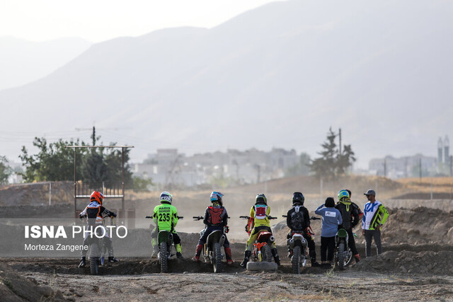 پرش دختران موتورسوار ایران از روی کلیشهها