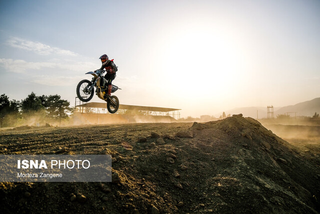 پرش دختران موتورسوار ایران از روی کلیشهها