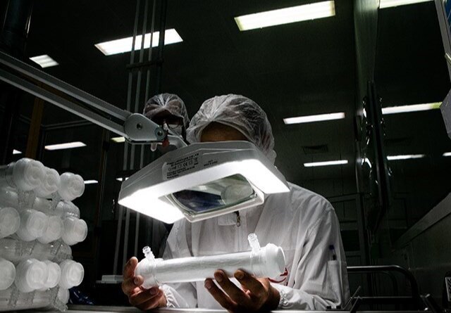 عکس دریافتی از پایگاه خبری جمعیت هلال احمر. روند صعودی تولید صافی دیالیز در هلال احمر ادامه دارد