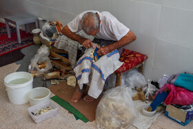 گیوه دوزی یکی از مشاغل قدیمی و سنتی شهر محمدآباد است که در حال حاضر تنها فقط این پیرمرد با روش سنتی مشغول به کار است.