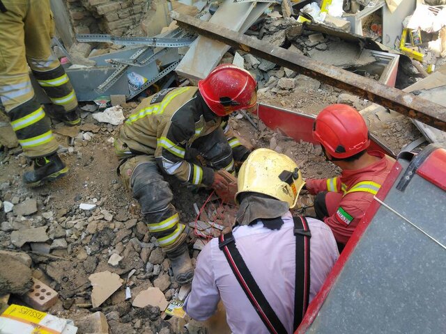 عکس تزئینی است پیکر سومین زنجانی کشتهشده در انفجار از زیر آوار خارج شد