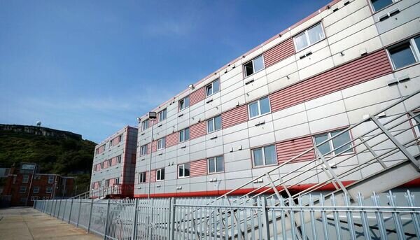 عکس: آسوشیتدپرس انتقادهای گسترده به «زندان شناور» انگلیس برای اسکان پناهجویان