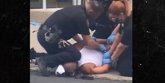 یک افسر پلیس آمریکایی زانویش را روی گردن یک فرد سیاهپوست قرار داده خلجی: زانو از گردن مردم بردارید بعد از آزادی حرف بزنید