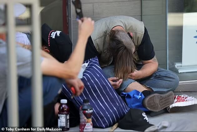 تصاویر شوکهکننده از جولان بیخانمانها در لسآنجلس