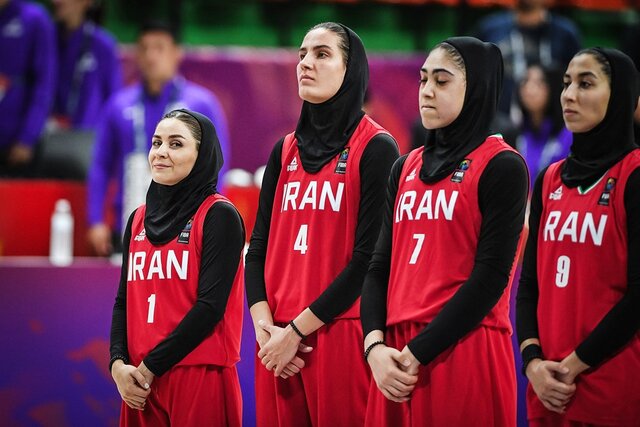 دستبند مشکی زنان بسکتبالیست ایران به یاد شهدای شاه‌چراغ و "ترنم"