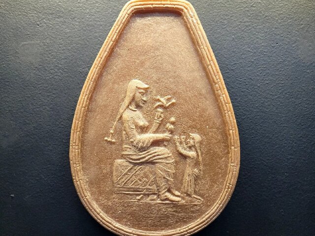 نقش زن و دختر هخامنشی روی سنگ عقیق، درحال بازی با یک پرنده/ موزه بریتانیا قصههای عجیب درباره کودکی در ایران