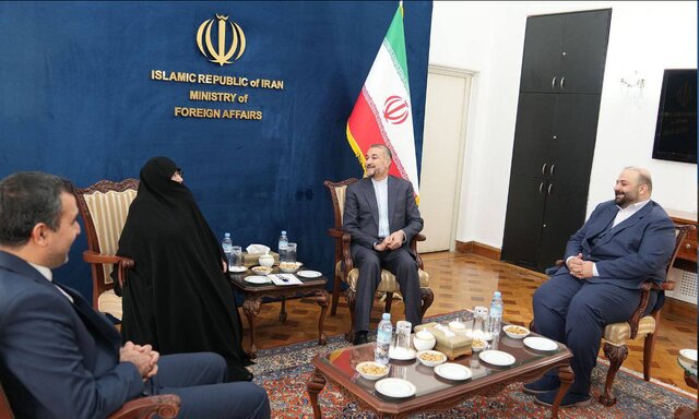 دیدار وزیر خارجه با خانواده دیپلمات ربوده شده ایران در لبنان دیدار وزیر خارجه با خانواده دیپلمات ربوده شده ایران در لبنان