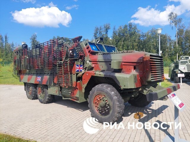 نمایش ادوات جنگی که روسیه از حامیان اوکراین به غنیمت گرفته است