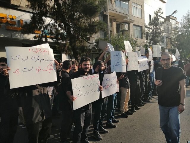 تجمع دانشجویی در اعتراض به برکناری معاون وزیر کشور