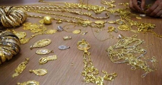 عکس آرشیوی دستبند پلیس بر دستان سارق طلاجات / ۷ میلیارد ریال طلای مسروقه به مالباخته برگردانده شد