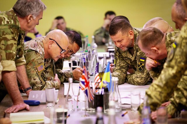 اتاق جنگ مشترک فرماندهان اوکراین و ناتو برای بررسی اوضاع میدانی نبرد اتاق جنگ مشترک فرماندهان اوکراین و ناتو برای بررسی اوضاع میدانی نبرد