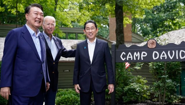 از سمت راست: فومیو کیشیدا، جو بایدن و یون سوک یول نشست کمپ دیوید؛ شراکت سهجانبهای که به سمت بیثباتی میرود؟