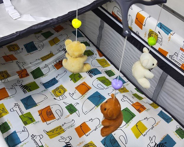 تخت کنار مادر