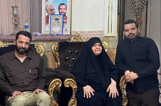 از راست: حسین هاشمی(فرزند شهید)، مادر شهید هاشمی و دانش اقباشاوی واکنش «اقباشاوی» به درگذشت «مادر هور»