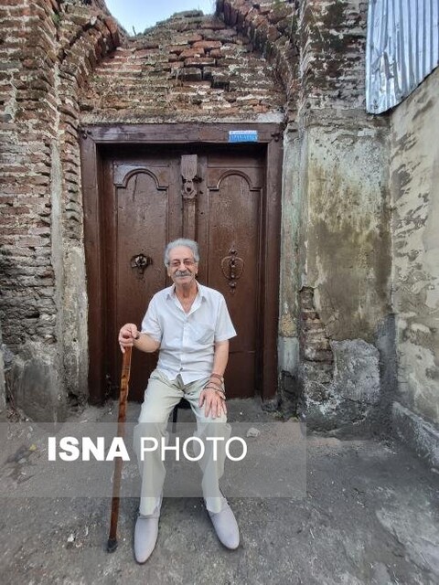 "دبیرستان ابوریحانی بیرونی"؛ هویتی که با رنگ یک درب چوبی زنده میشود