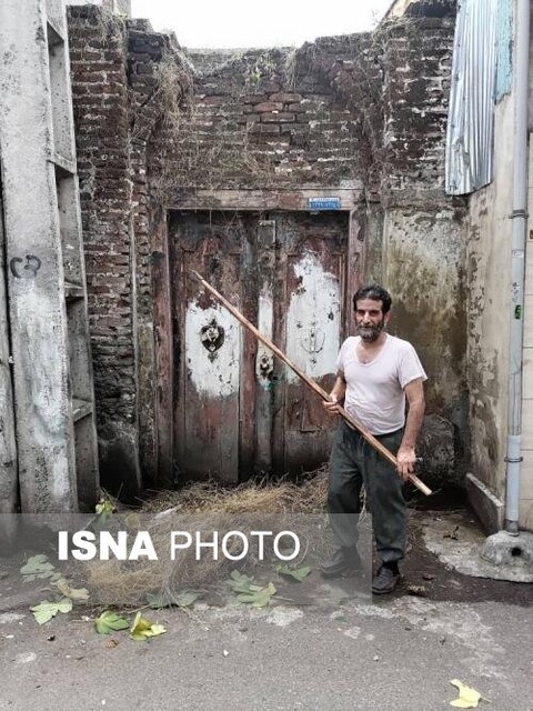 "دبیرستان ابوریحانی بیرونی"؛ هویتی که با رنگ یک درب چوبی زنده میشود