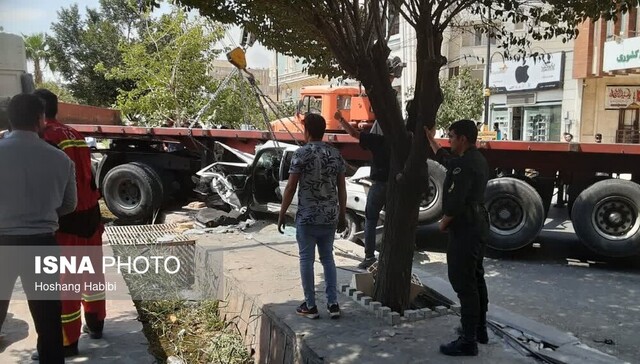 نجات معجزه آسا از زیر تریلی + تصاویر