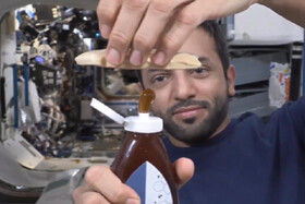 عسل خوردن فضانورد اماراتی در فضا را تماشا کنید