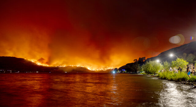 عکس: رویترز ارتش کانادا برای مقابله با حریق جنگلی اعزام میشود