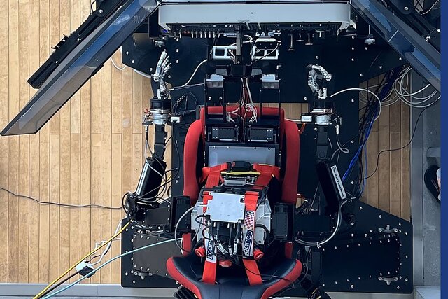 رونمایی از اولین ربات خلبان انساننما