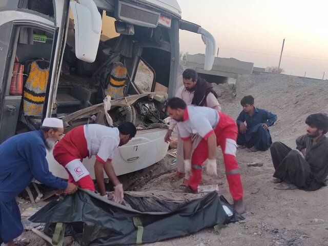 ۲۷ مصدوم و یک فوتی در پی انحراف اتوبوس در محور ریگان به ایرانشهر