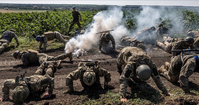 نیروهای اوکراینی در حال تمرین روایت نیویورکتایمز از دستورالعمل ژنرالهای ناتو به اوکراین برای جبران شکست ضدحمله