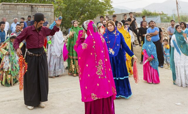عکس آرشیوی است. پیشکش بختیاریها به نوعروسها
