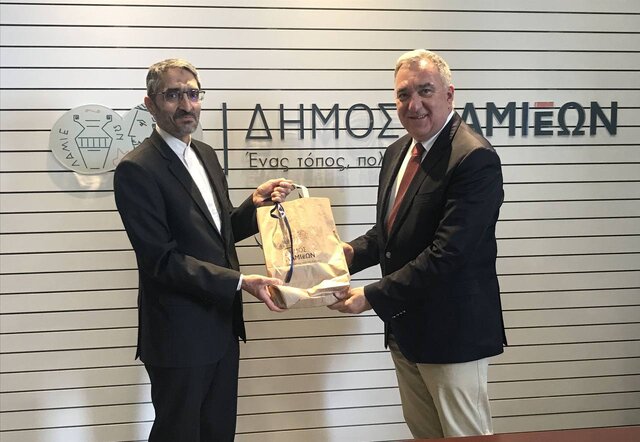 شهر لامیا دیدار سفیر ایران با شهردار لامیا و بررسی خواهر خواندگی زنجان و لامیا