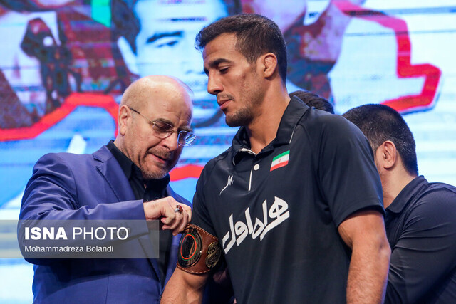 اهدای بازوبند پهلوانی به یزدانی و گرایی توسط رییس مجلس