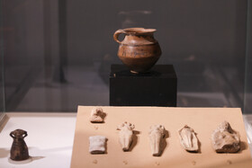 قدمی‌ترین شیء به نمایش گذاشته شده از این مجموعه ظرفی سفالین از نوع «گودین» با قدمتی در حدود 4500 سال و دوره مفرغ است.