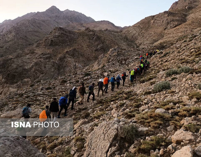 کوهنوردان وزارت نیرو به قله "برف کرمو" دنا صعود کردند