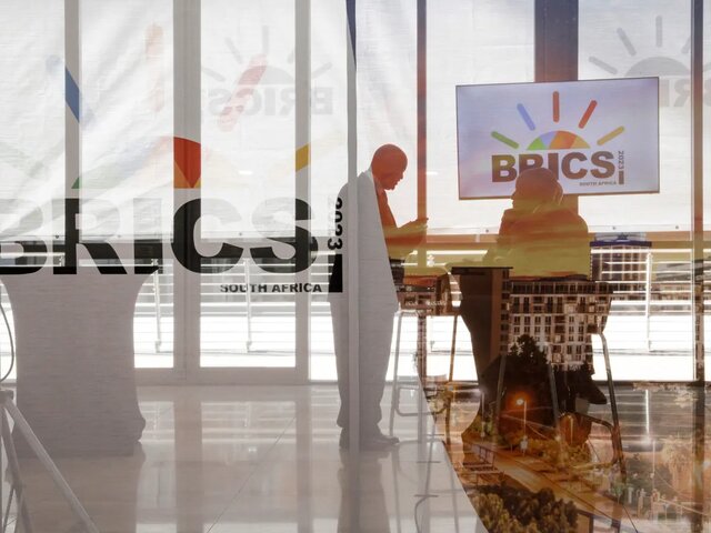 دولت با حضور در سازمانهای منطقهای در تعامل با کشورها توازن برقرار کرد