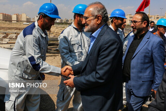 آیین کلنگزنی برج دو قلوی دکوسنتر اردبیل