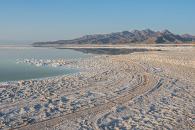 تنها نمک خشک از دریاچه ارومیه برداشت می‌شود