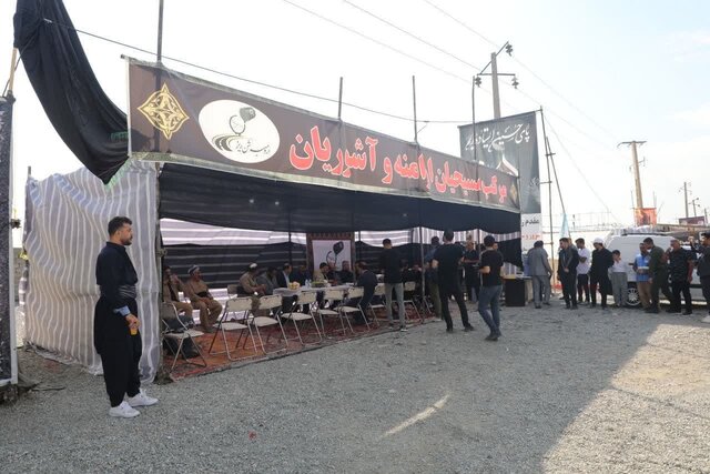 زیر خیمه اش همه یک خانواده ایم