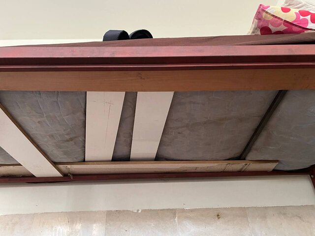 وضعیت اسفناک خوابگاه دوومیدانیکاران/ "باید با بطری کولر را آب کنیم"