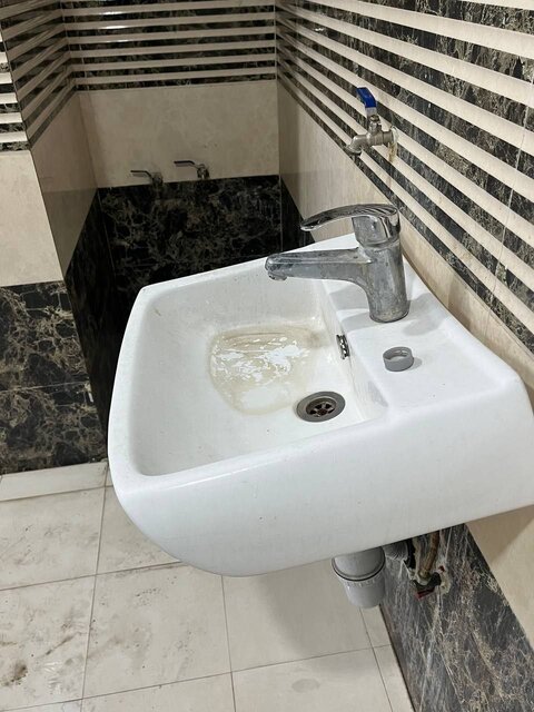 وضعیت اسفناک خوابگاه دوومیدانیکاران/ "باید با بطری کولر را آب کنیم"