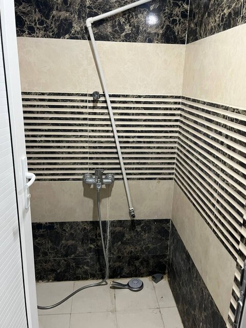 وضعیت اسفناک خوابگاه دوومیدانیکاران/ "باید با بطری کولر را آب کنیم"