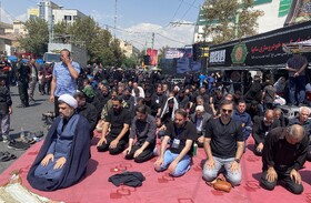 ویدیو / نماز جماعت ظهر اربعین در خیابان‌های تهران