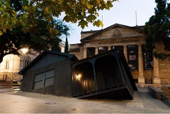 خانهای که از آسمان سقوط کرد + تصاویر