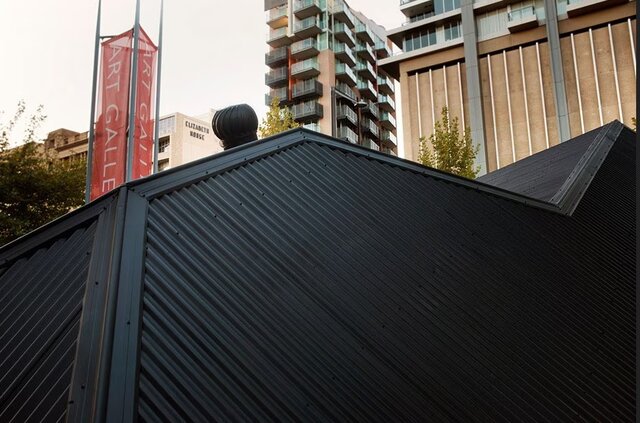 خانهای که از آسمان سقوط کرد + تصاویر